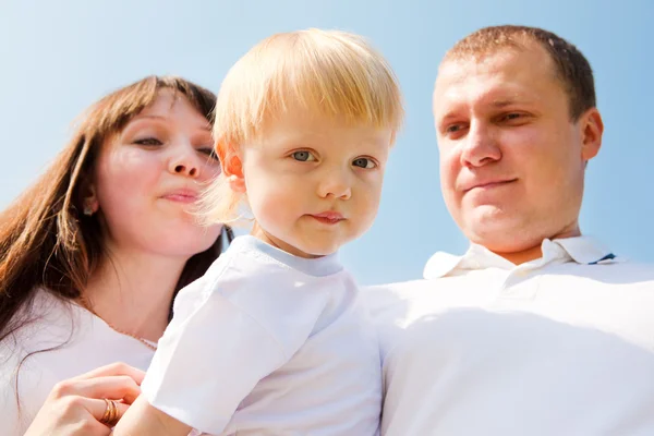 Småbarn och hans föräldrar — Stockfoto
