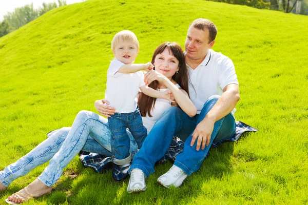 Famiglia su erba — Foto Stock