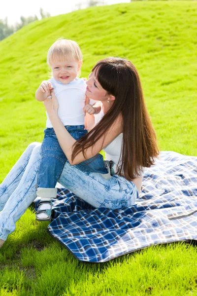 Mãe com filho ao ar livre — Fotografia de Stock