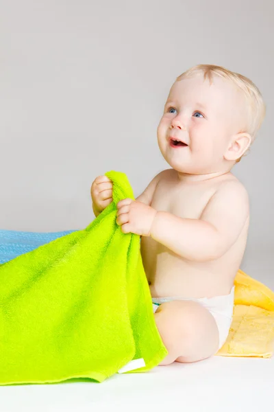 Baby met handdoeken — Stockfoto