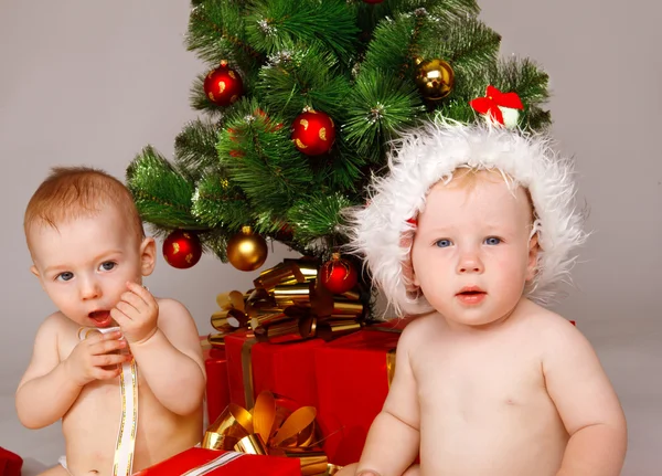 İki bebek Noel babalar — Stok fotoğraf