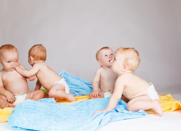 Bebês brincando — Fotografia de Stock