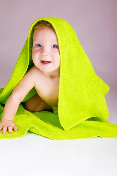 Baby im Handtuch — Stockfoto