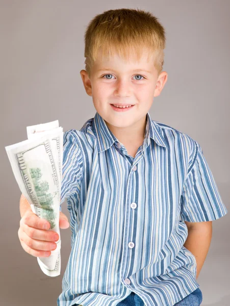 Okul öncesi çocuk para vermek — Stok fotoğraf