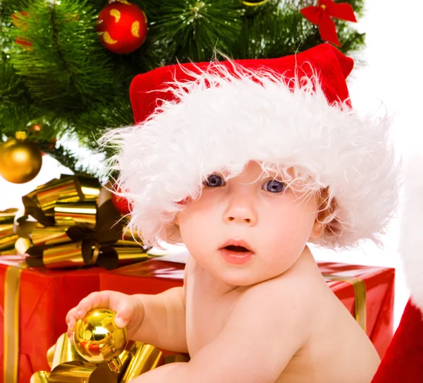 Junge mit Weihnachtsmütze — Stockfoto