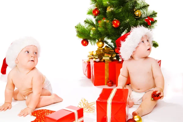 Bebês de Natal em chapéus de Santa — Fotografia de Stock