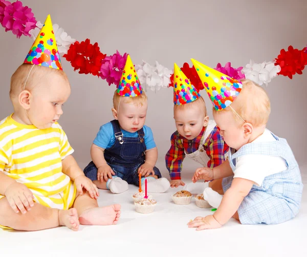 Bebês com cupcakes — Fotografia de Stock