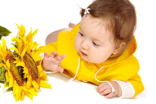 Baby kijken naar zonnebloemen — Stockfoto