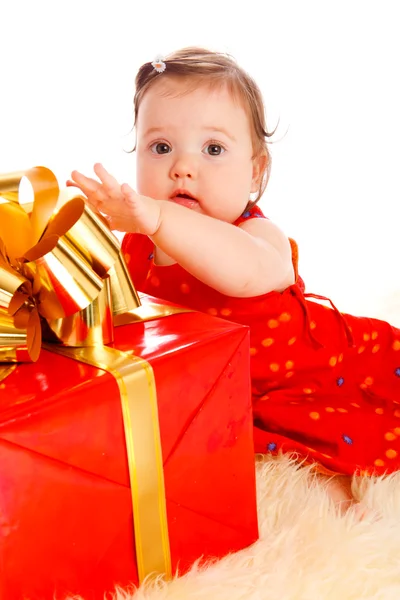 Дитина з подарунковою коробкою — стокове фото