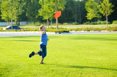 Boy throwing frisbie clipart