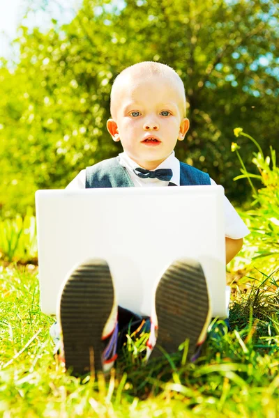 Dizüstü bilgisayar ile yürümeye başlayan çocuk — Stok fotoğraf