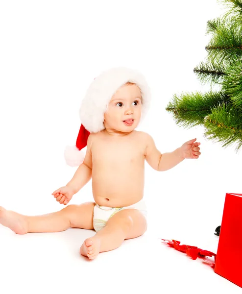 Babyjongen in de buurt van de kerstboom — Stockfoto