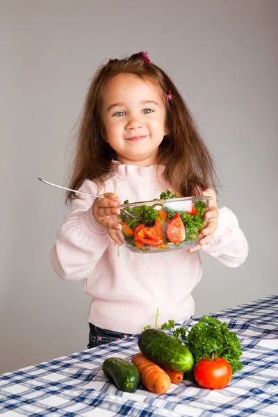 学龄前女孩与健康食品 — 图库照片