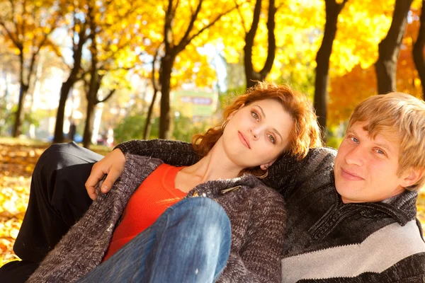 Young couple in autumn park — Stock Photo, Image
