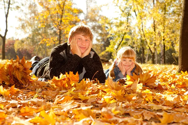 Papi y doughter en hojas de otoño —  Fotos de Stock