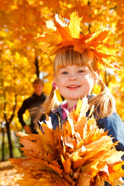Sonbahar yaprakları ile kız — Stok fotoğraf