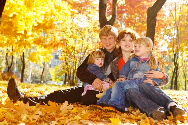 Сім'я на осінньому листі — стокове фото