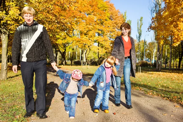 Rodziny w parku jesień — Zdjęcie stockowe