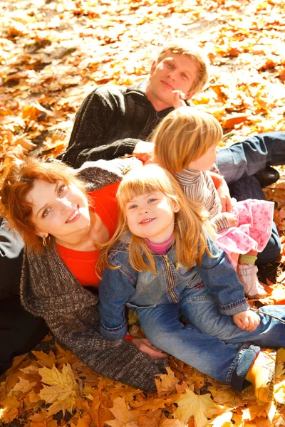 Осенняя семья — стоковое фото