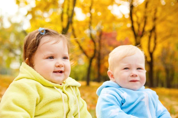 Осенний мальчик и девочка — стоковое фото