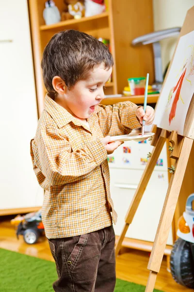 Προσχολικής ηλικίας αγόρι, ζωγραφική — Φωτογραφία Αρχείου