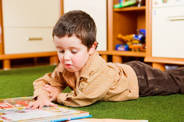Kid reading — Stock Photo, Image