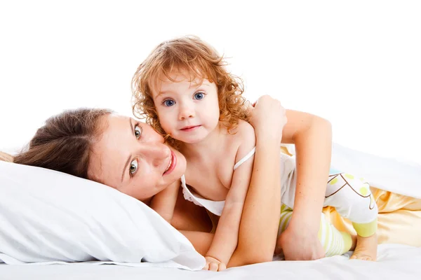 Anya és lánya az ágyban — Stock Fotó