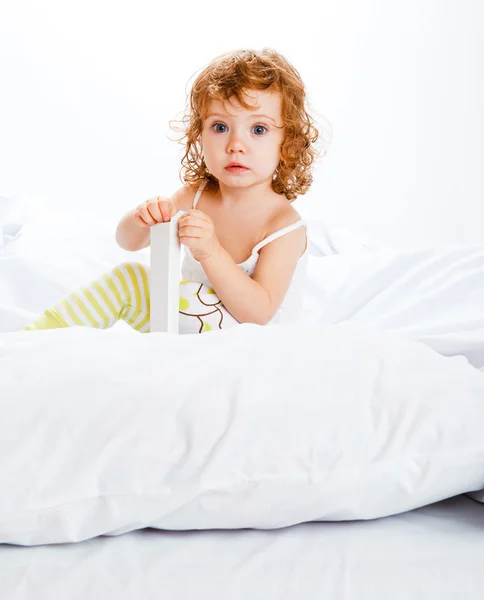 Roztomilá holka v posteli — Stock fotografie