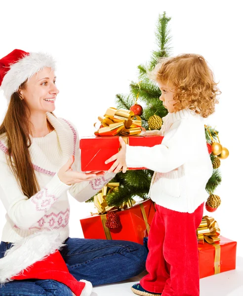 Abrindo presente de Natal — Fotografia de Stock