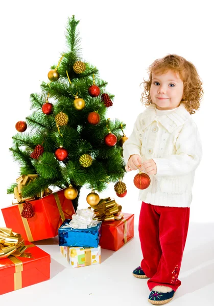 Μικρό παιδί διακόσμηση χριστουγεννιάτικο δέντρο — Φωτογραφία Αρχείου