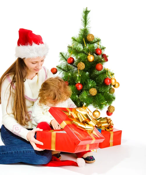 Abrindo presente de Natal — Fotografia de Stock