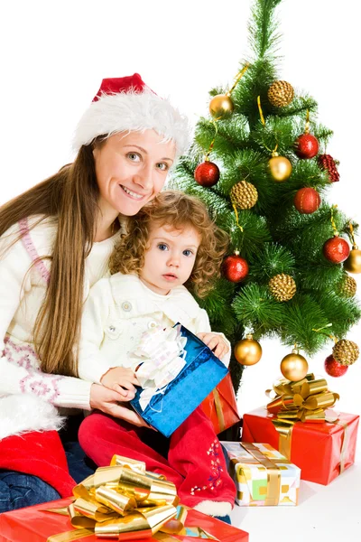 Мать и девочка с подарками — стоковое фото