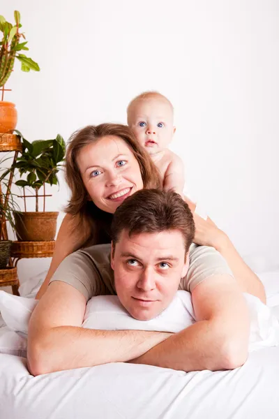ベッドの中で素敵な家族 — ストック写真