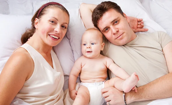 Preciosa familia en almohadas — Foto de Stock
