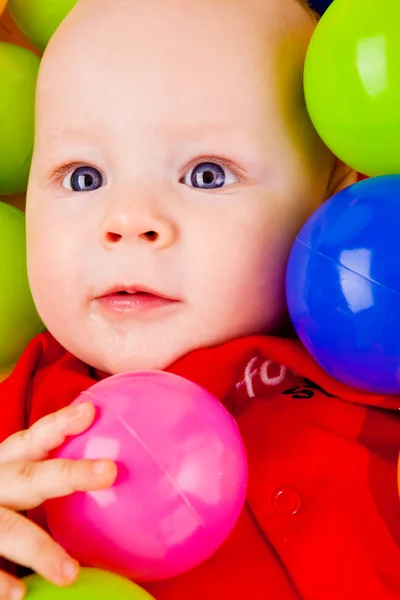 Дитина з різнокольоровими кульками — стокове фото