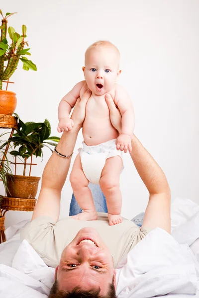 Papa spielt mit Baby — Stockfoto