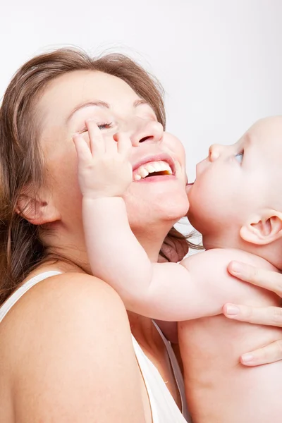 Bébé embrassant mère — Photo
