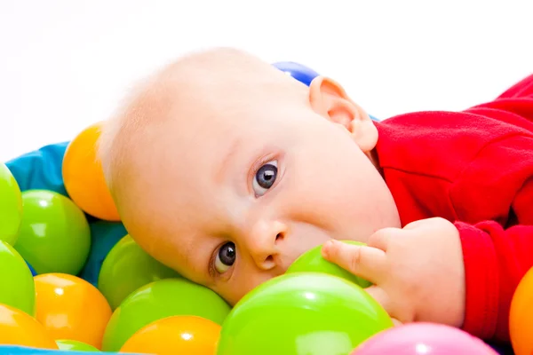 Spädbarn med färgglada bollar — Stockfoto