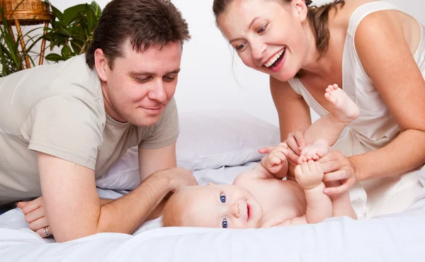 Papà e mamma giocare con il figlio — Foto Stock