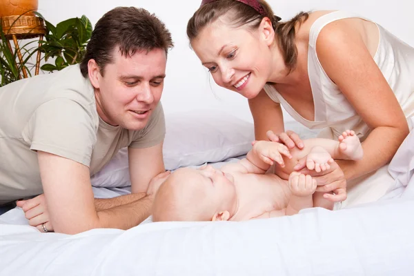 Gelukkige ouders en baby — Stockfoto