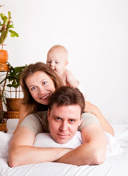 Любимая семья в постели — стоковое фото