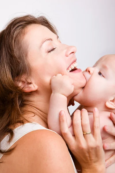Bebê beijando mãe — Fotografia de Stock
