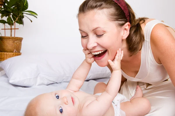 赤ちゃんと陽気な女性 — ストック写真