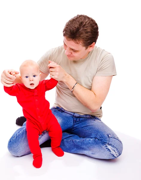 Isä auttamassa vauvaa — kuvapankkivalokuva