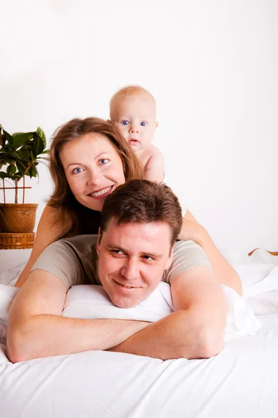 Adorável família na cama — Fotografia de Stock