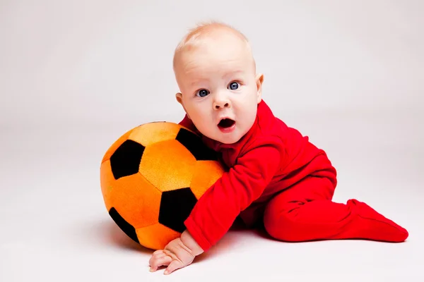 Chłopiec z piłką nożną — Zdjęcie stockowe