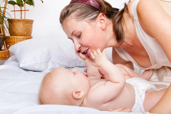 Madre mirando al bebé —  Fotos de Stock