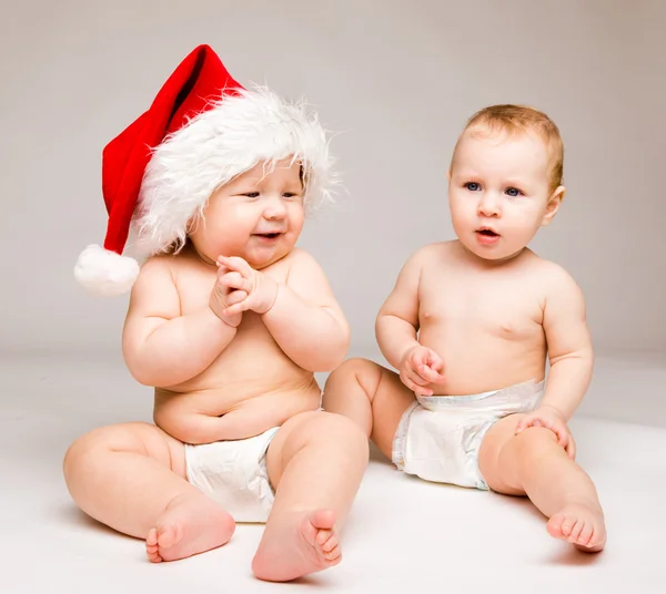 Lachende Weihnachtsfreunde — Stockfoto