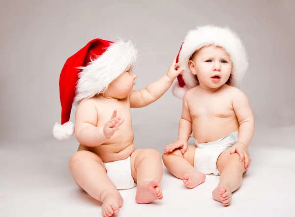 Τα μωρά στην το καπέλο santa — Φωτογραφία Αρχείου