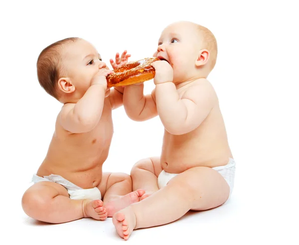 Babys essen ein Brötchen — Stockfoto